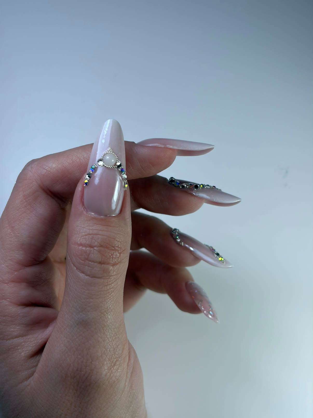 Stiletto-Nägel mit Kristallen und Perlen-Dekoration