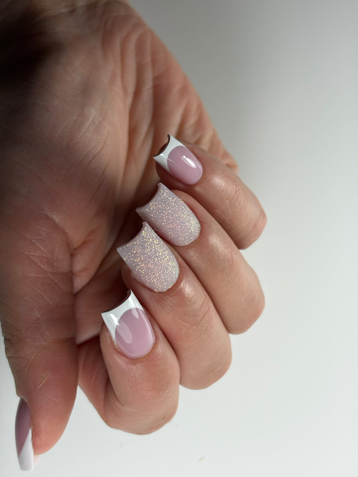 French-Nägel mit Glitter-Akzent und zartem Rosa