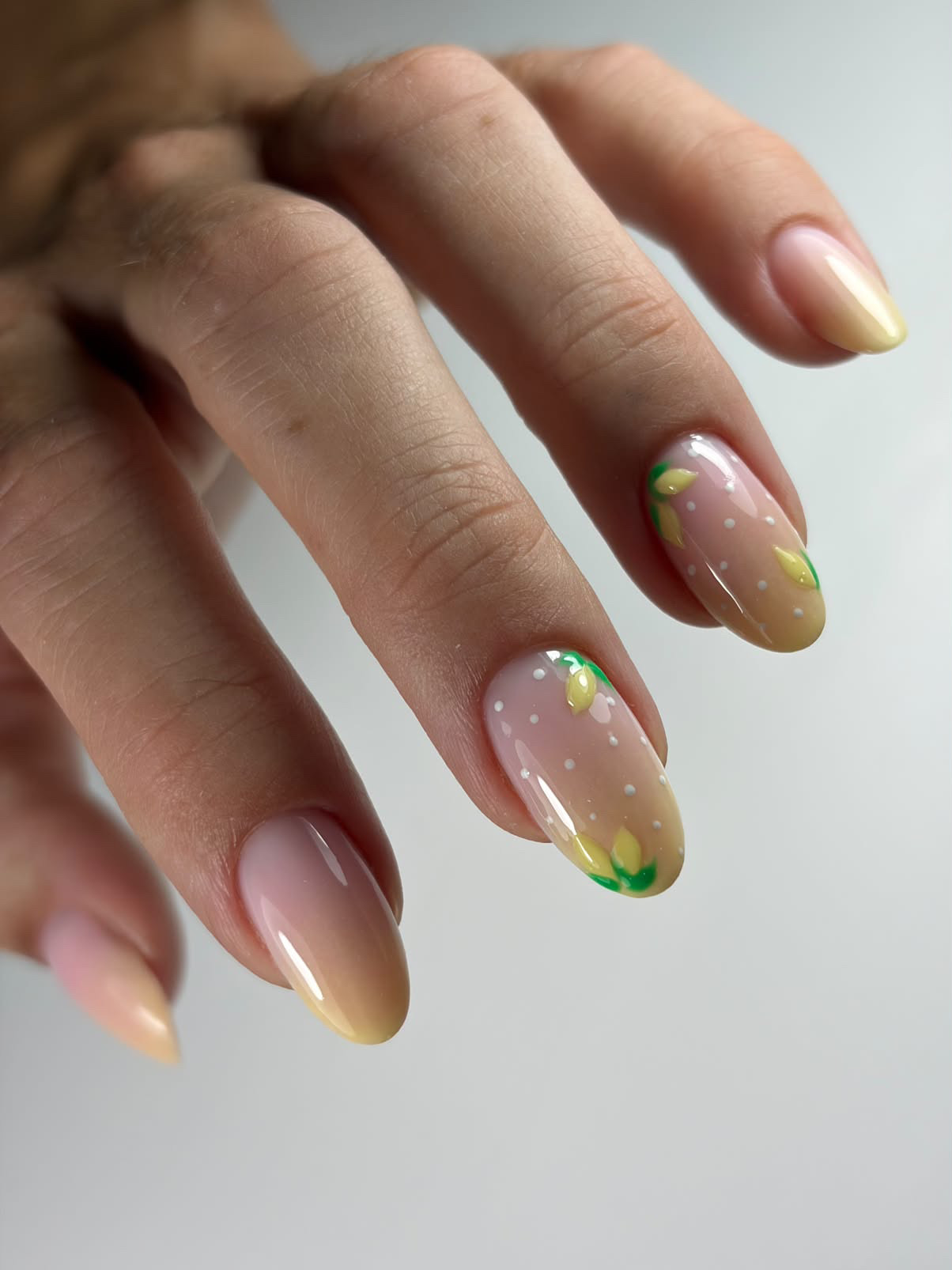 Mandel-Nägel mit Zitronen-Design und French-Tip