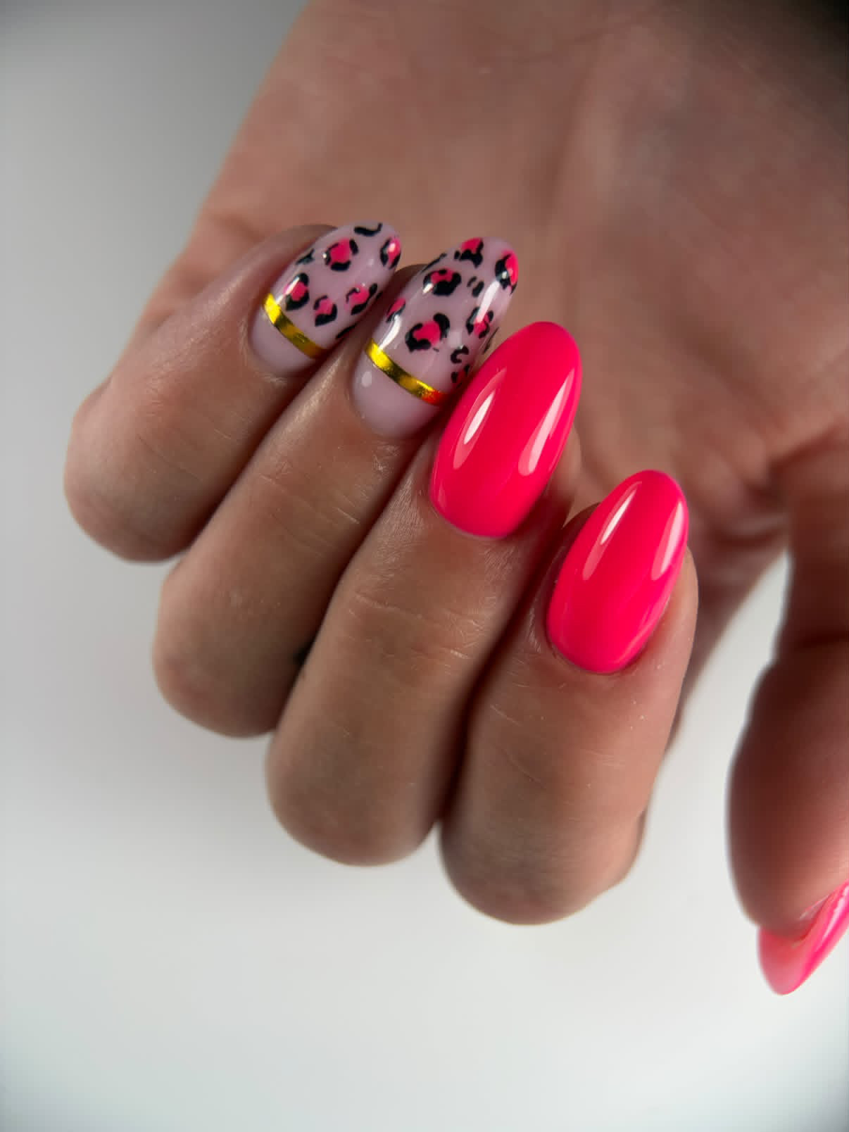 Neon-Pink Nägel mit Leopardenmuster und goldener Linie