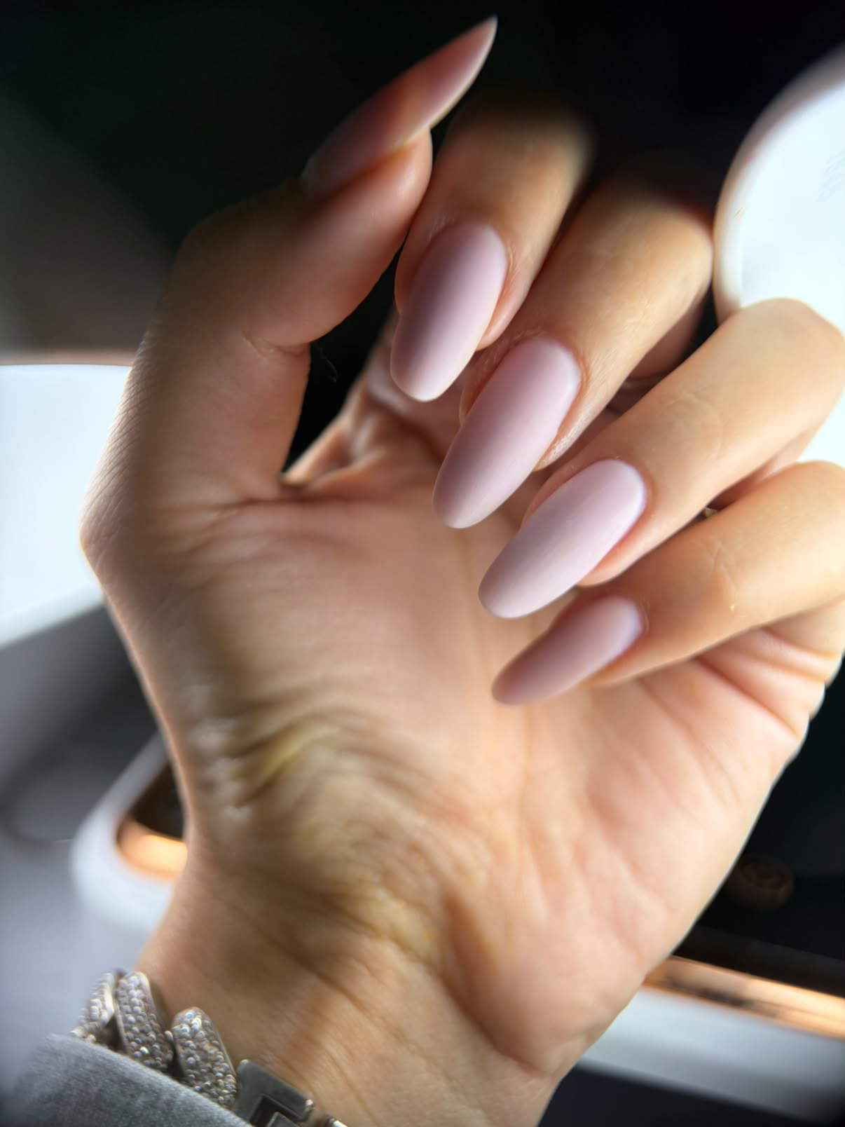 Matte Nude-Mandelnägel – eleganter natürlicher Look