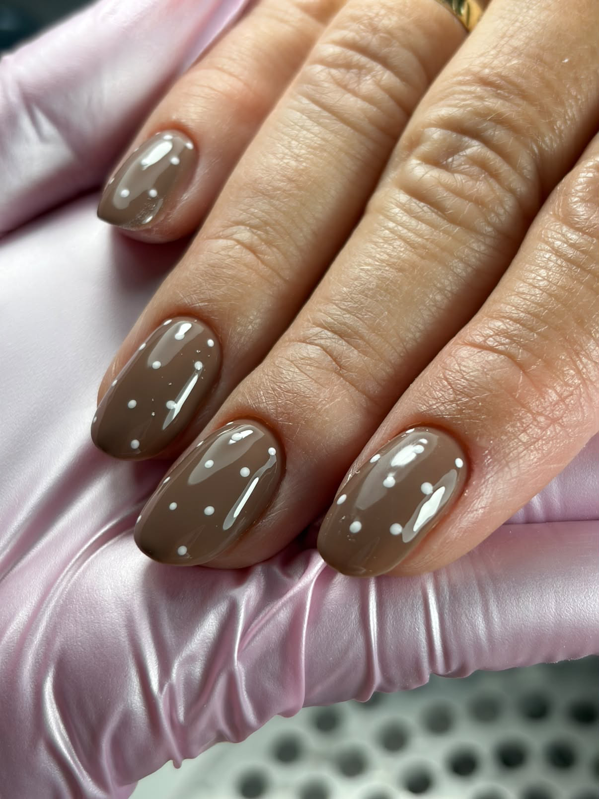Mocha-farbene Nägel mit weißen Punkten