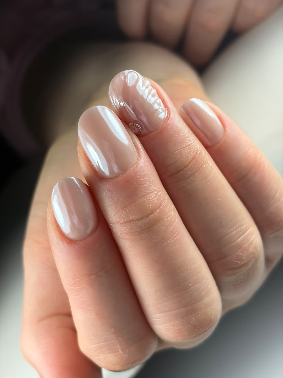 Nude-Nägel mit 3D-Relief und zartem Glanz