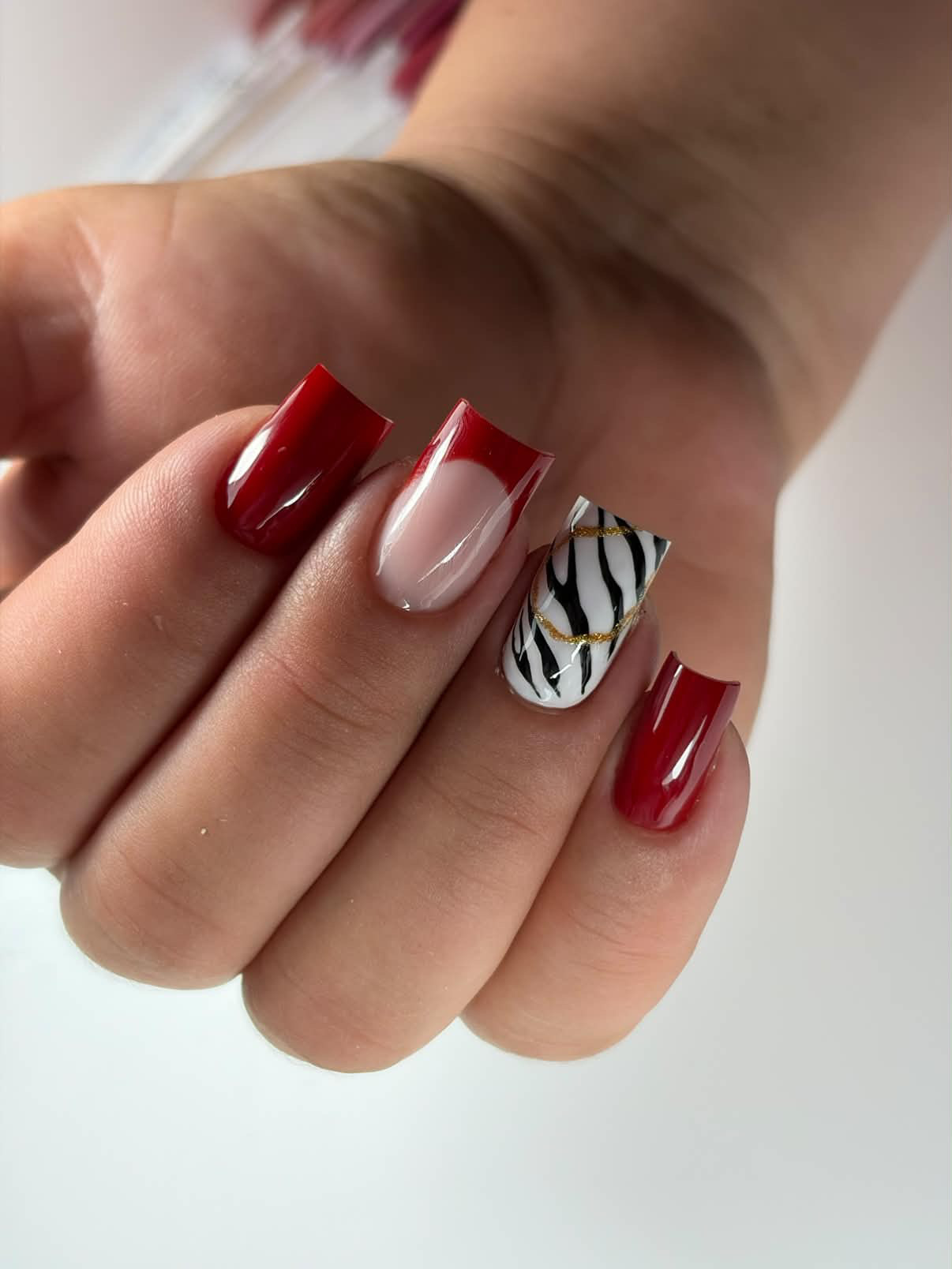 Rote Square-Nägel mit Zebra-Print und Goldkette