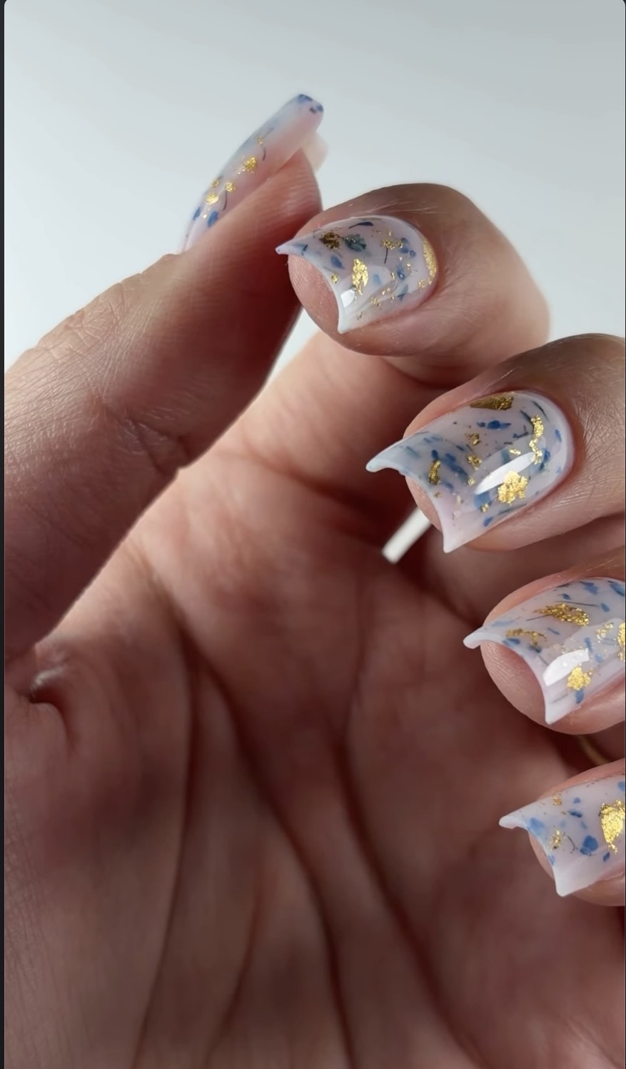 Nagelmodellage auf Schablonen