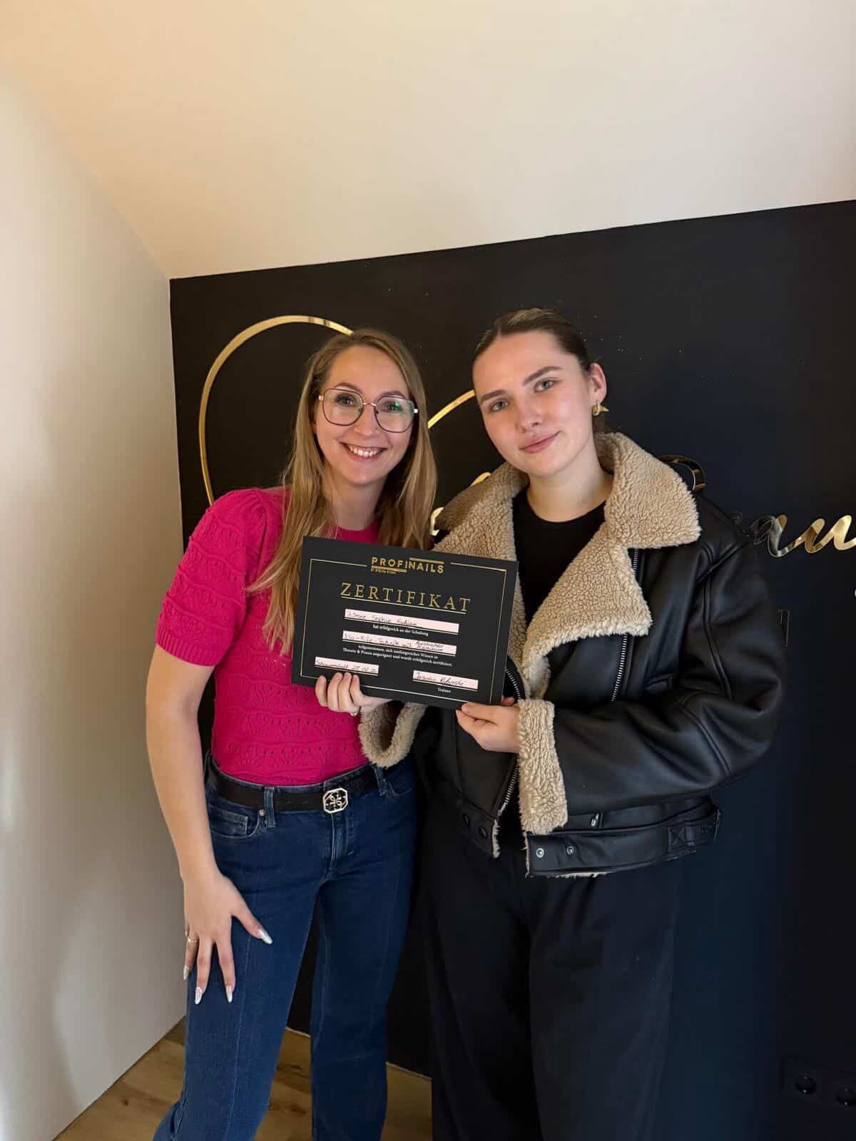 Jagoda übergibt ProfiNails Zertifikat an eine erfolgreiche Absolventin